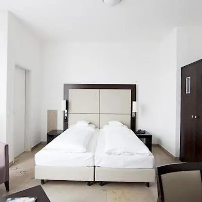 Burns Art Hotel Dusseldorf 4*,
